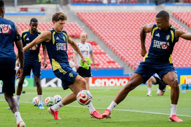 260612 Besfort Zeneli and Isak Hien of the Swedish national football team at a training session during day 2 of the FIFA World Cup 2026 on June 12, 2026 in Dallas Photo Petter Arvidson BILDBYRAN kod PA PA1229 fotboll football soccer fotball vm fotbolls vm fotball vm fotbolls vm 2026 fifa world cup 2026 träning practice training sverige sweden sverige a bbeng  Copyright: PETTERxARVIDSON BB260612PA048