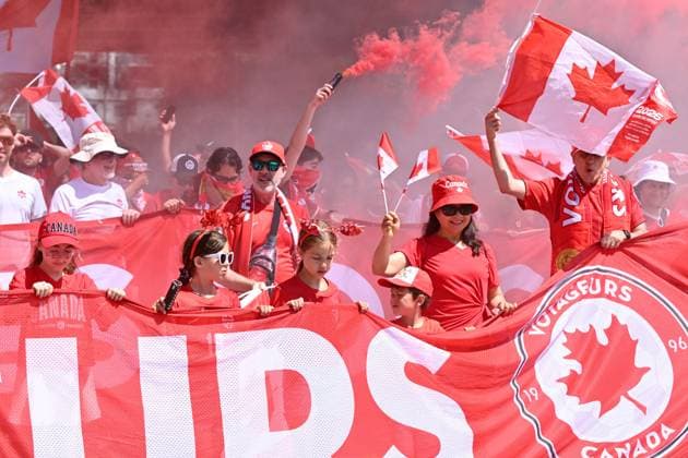 Sport Bilder des Tages June 12, 2026, Toronto, On, Canada: Canada s Voyageurs parade toward Toronto Stadium ahead of Canada s World Cup match against Bosnia and Herzegovina in Toronto, on Friday, June 12, 2026. Canada News - June 12, 2026  - ZUMAc35_ 20260612_zaf_c35_048 Copyright: xJonxBlackerx