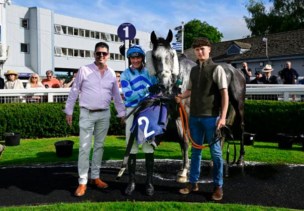 Newton Abbot Races, Newton Abbot, UK - 12 June 2026 Race winner, Jack s Jury ridden by Callum Pritchard with the winning connections. Race 2 - 17:50 Newton Abbot - William Hill Handicap Hurdle (Class 5) at Newton Abbot Racecourse, Newton Abbot, Devon, England - Newton Abbot Newton Abbot Racecourse Devon England Copyright: xPhilxMingo PPAUKx PPA-280690