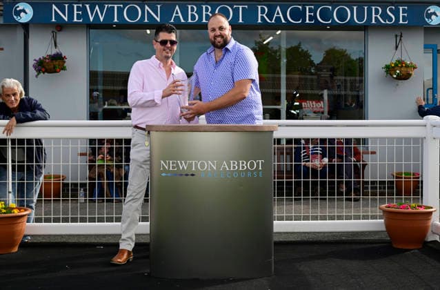 Newton Abbot Races, Newton Abbot, UK - 12 June 2026 Race winner, Jack s Jury ridden by Callum Pritchard with the winning connections. Race 2 - 17:50 Newton Abbot - William Hill Handicap Hurdle (Class 5) at Newton Abbot Racecourse, Newton Abbot, Devon, England - Newton Abbot Newton Abbot Racecourse Devon England Copyright: xPhilxMingo PPAUKx PPA-280691