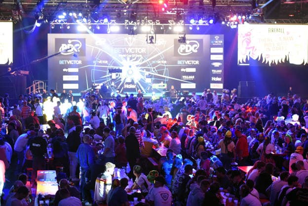 11 06 2026, xhbx, Dart World Cup of Darts 2026, v l Eissporthalle, stage, dartboard, spectators DFL DFB REGULATIONS PROHIBIT ANY USE OF PHOTOGRAPHS as IMAGE SEQUENCES and or QUASI VIDEO Frankfurt