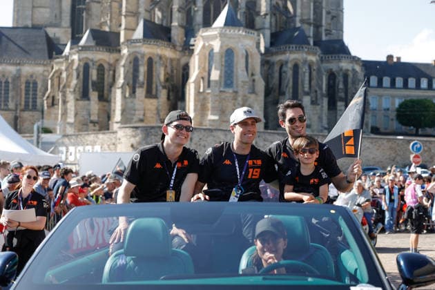 24 HEURES DU MANS 2026 - DRIVERS PARADE 19 JAMINET Mathieu (fra), CHATIN Paul-Loup (fra), JUNCADELLA Daniel (esp), Genesis Magma Racing, Genesis GMR-001 19, Hypercar, portrait during the Drivers Parade of the 24 Hours of Le Mans 2026, 3rd round of the 2026 FIA World Endurance Championship, on June 12, 2026 in Le Mans, France - Le MansFrance  Copyright: xFREDERICxLExFLOCxHx
