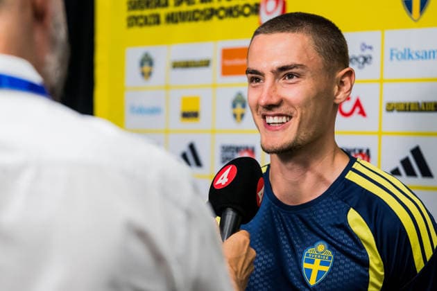 260612 Gustaf Lagerbielke of the Swedish men s national football team in the mixed zone after a training session during day 2 of the FIFA World Cup 2026 on June 12, 2026 in Dallas Photo Petter Arvidson BILDBYRAN kod PA PA1230 fotboll football soccer fotball vm fotbolls vm fotball vm fotbolls vm 2026 fifa world cup 2026 mixed zone sverige sweden sverige a day 2 bbeng  Copyright: PETTERxARVIDSON BB260612PA080