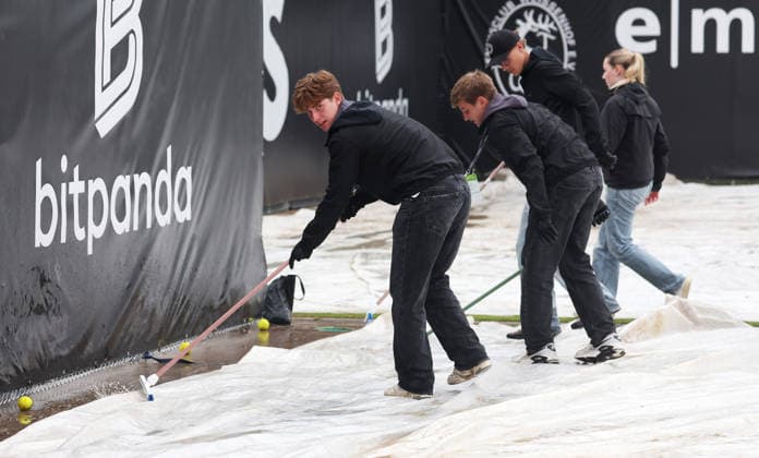 Stuttgart , Tennis , BOSS Open , Feature, a team of helpers pushes the water off the tarpaulin covering the court with pushers