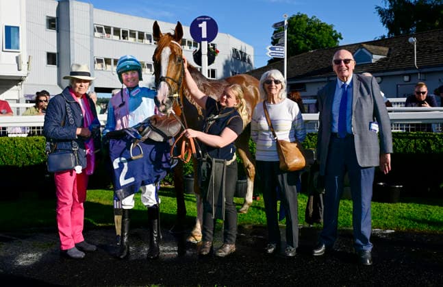 Newton Abbot Races, Newton Abbot, UK - 12 June 2026 Race winner, Donnie Azoff ridden by Isabelle Ryder with the winning connections. Race 4 - 19:00 Newton Abbot - execontainers.com Handicap Hurdle (Class 4) at Newton Abbot Racecourse, Newton Abbot, Devon, England - Newton Abbot Newton Abbot Racecourse Devon England Copyright: xPhilxMingo PPAUKx PPA-280724