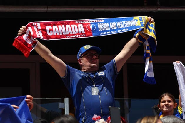 FIFA World Cup, WM, Weltmeisterschaft, Fussball 2026: Canada v Bosnia and Herzegovina TORONTO, CANADA - 12th June 2026: A fan with a half and half scarf with todays game on it is seen ahead of the FIFA World Cup 2026 Group B match between Canada and Bosnia and Herzegovina at Toronto Stadium Toronto Toronto Stadium Canada Copyright: xCraigxMercerx xPeakxActionxPhotosx