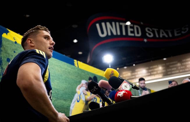 260612 Viktor Gyökeres of the Swedish men s national football team in the mixed zone after a training session during day 2 of the FIFA World Cup 2026 on June 12, 2026 in Dallas Photo Petter Arvidson BILDBYRAN kod PA PA1230 fotboll football soccer fotball vm fotbolls vm fotball vm fotbolls vm 2026 fifa world cup 2026 mixed zone sverige sweden sverige a day 2 bbeng  Copyright: PETTERxARVIDSON BB260612PA082