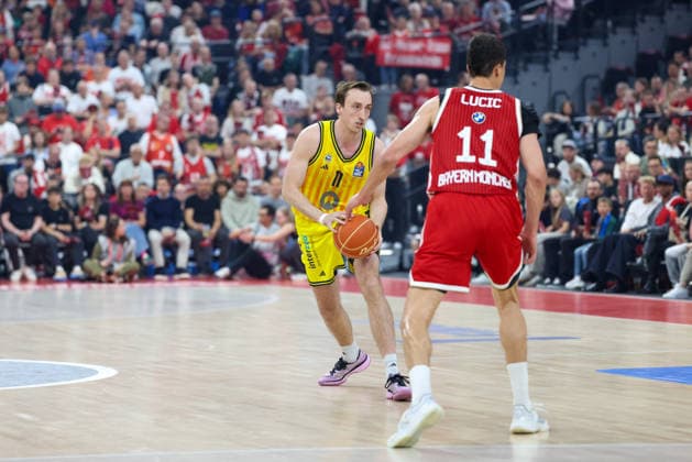 Moses Wood Alba Berlin, 11 with ball with Vladimir Lucic FC Bayern Basketball, 11 , GER, FC Bayern Basketball vs Alba Berlin, Basketball, easycredit Basketball Bundesliga, Playoffs, Final, Game 1, Season 2025 2026, 12 06 2026, GER, FC Bayern Basketball vs Alba Berlin, Basketball, easycredit Basketball Bundesliga, Playoffs, Final, Game 1, Season 2025 2026, 12 06 2026 Muenchen Copyright: xEibner-Pressefoto JennixMaulx EP_JML