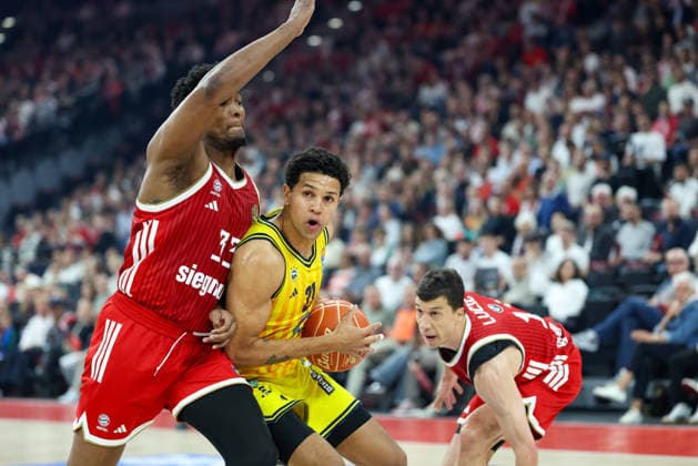 Michael Rataj Alba Berlin, 21 with ball with David McCormack FC Bayern Basketball, 33 and Vladimir Lucic FC Bayern Basketball, 11 , GER, FC Bayern Basketball vs Alba Berlin, Basketball, easycredit Basketball Bundesliga, Playoffs, Final, Game 1, Season 2025 2026, 12 06 2026, GER, FC Bayern Basketball vs Alba Berlin, Basketball, easycredit Basketball Bundesliga, Playoffs, Final, Game 1, Season 2025 2026, 12 06 2026 Muenchen Copyright: xEibner-Pressefoto JennixMaulx EP_JML