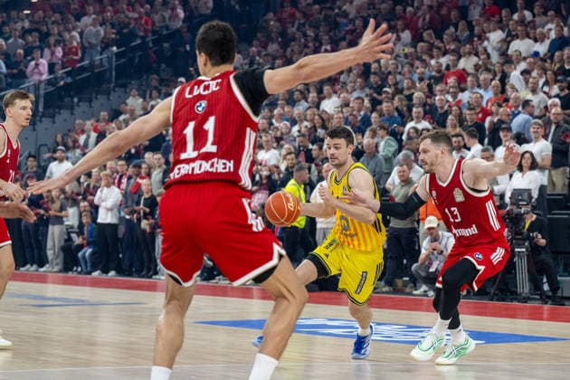 Jonas Mattisseck 9 Alba Berlin in a duel with Andreas Obst 13 FC Bayern Basketball , FC Bayern Basketball vs Alba Berlin, BBL, Final 1, 12 06 2026 Munich Bavaria Germany Copyright: xkolbert-press UlrichxGamelx