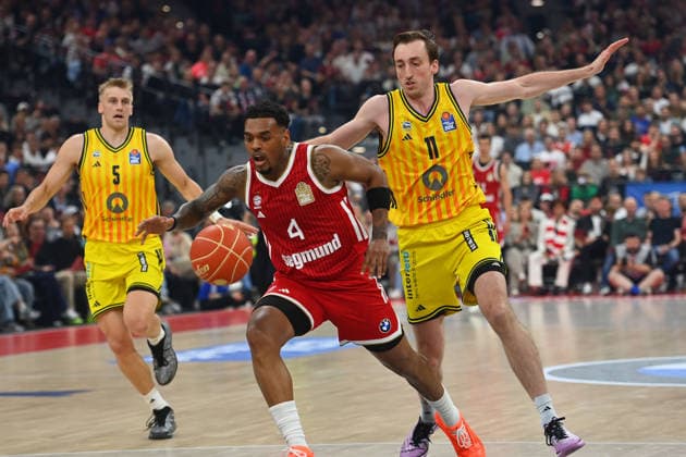 Xavier RATHAN MAYES FCB , action,duel against Moses WOOD Berlin Basketball BBL,Season 2025 2026 Play Off Final Game 1, FC Bayern Muenchen Alba Berlin on 12 06 2026 S A P G A R D EN