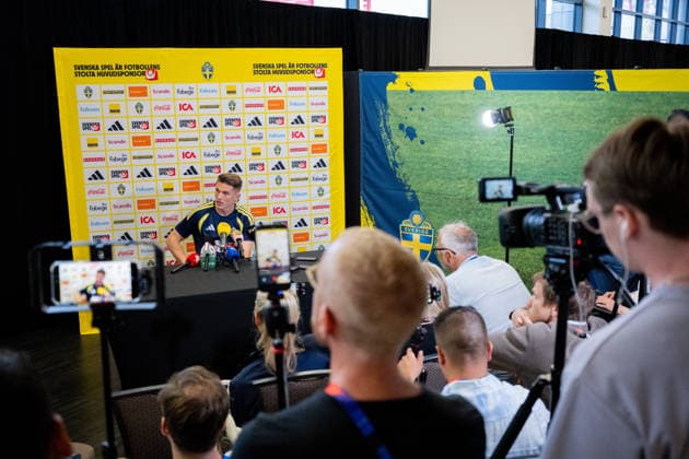 260612 Viktor Gyökeres of the Swedish men s national football team in the mixed zone after a training session during day 2 of the FIFA World Cup 2026 on June 12, 2026 in Dallas Photo Petter Arvidson BILDBYRAN kod PA PA1230 fotboll football soccer fotball vm fotbolls vm fotball vm fotbolls vm 2026 fifa world cup 2026 mixed zone sverige sweden sverige a day 2 bbeng  Copyright: PETTERxARVIDSON BB260612PA093
