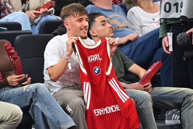Sport Bilder des Tages Lennart KARL (Bayern Muenchen) bekommt ein Basketball Trikot, Basketball BBL,Saison 2025 2026 Play Off Finale Spiel 1, FC Bayern Muenchen - Alba Berlin am 12.06.2026 S A P G A R D EN *** Lennart KARL Bayern Muenchen gets a basketball jersey, Basketball BBL,Saison 2025 2026 Play Off Finale Spiel 1, FC Bayern Muenchen Alba Berlin am 12 06 2026 S A P G A R D EN