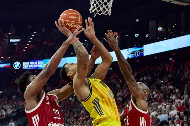 German Basketball Bundesliga BBL , FC Bayern Munich Basketball vs ALBA Berlin, Munich FC Bayern Basketball, Berlin ALBA, 2026 06 12 in Munich SAP Garden MCCORMACK David FC Bayern Munich Basketball Center C Nr33 FCBB33 , AGBAKOKO Norris ALBA Berlin Center C Nr17 BER17 , MIKE Isiaha FC Bayern Munich Basketball Power Forward PF Nr22 FCBB22 sportworld Munich SAP Garden Bayern Germany