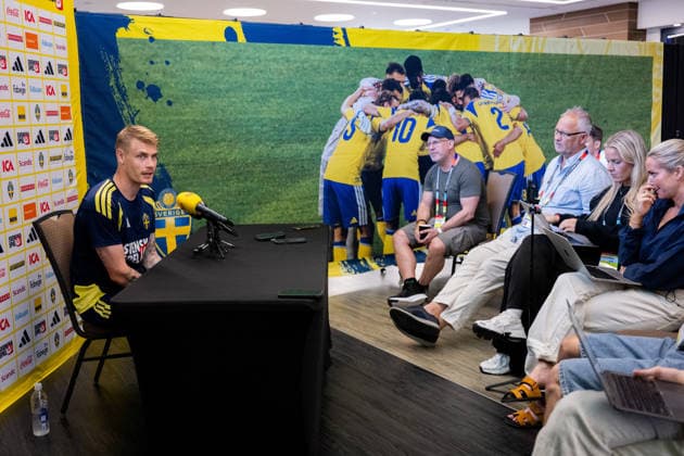 260612 Eric Smith of the Swedish men s national football team in the mixed zone after a training session during day 2 of the FIFA World Cup 2026 on June 12, 2026 in Dallas Photo Petter Arvidson BILDBYRAN kod PA PA1230 fotboll football soccer fotball vm fotbolls vm fotball vm fotbolls vm 2026 fifa world cup 2026 mixed zone sverige sweden sverige a day 2 bbeng  Copyright: PETTERxARVIDSON BB260612PA101