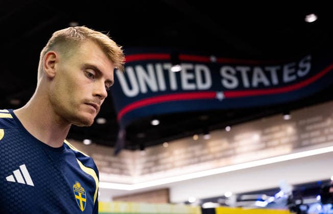 260612 Eric Smith of the Swedish men s national football team in the mixed zone after a training session during day 2 of the FIFA World Cup 2026 on June 12, 2026 in Dallas Photo Petter Arvidson BILDBYRAN kod PA PA1230 fotboll football soccer fotball vm fotbolls vm fotball vm fotbolls vm 2026 fifa world cup 2026 mixed zone sverige sweden sverige a day 2 bbeng  Copyright: PETTERxARVIDSON BB260612PA104