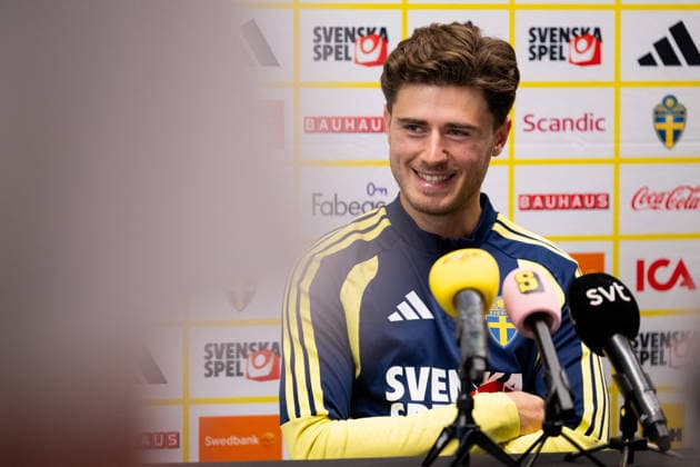 260612 Besfort Zeneli of the Swedish men s national football team in the mixed zone after a training session during day 2 of the FIFA World Cup 2026 on June 12, 2026 in Dallas Photo Petter Arvidson BILDBYRAN kod PA PA1230 fotboll football soccer fotball vm fotbolls vm fotball vm fotbolls vm 2026 fifa world cup 2026 mixed zone sverige sweden sverige a day 2 bbeng  Copyright: PETTERxARVIDSON BB260612PA106