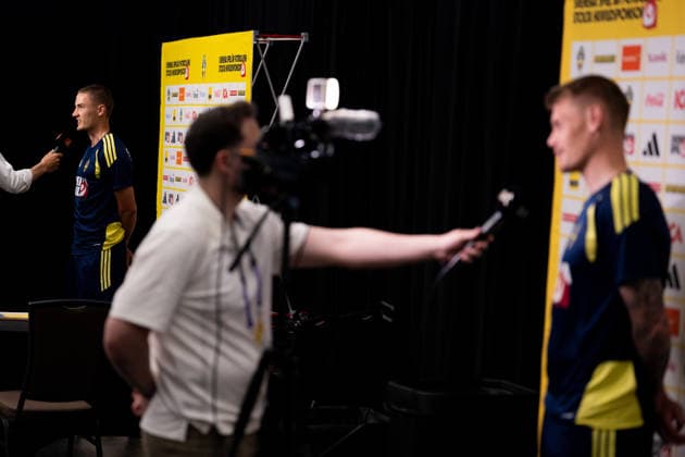 260612 Gustaf Lagerbielke and Eric Smith of the Swedish men s national football team in the mixed zone after a training session during day 2 of the FIFA World Cup 2026 on June 12, 2026 in Dallas Photo Petter Arvidson BILDBYRAN kod PA PA1230 fotboll football soccer fotball vm fotbolls vm fotball vm fotbolls vm 2026 fifa world cup 2026 mixed zone sverige sweden sverige a day 2 bbeng  Copyright: PETTERxARVIDSON BB260612PA113