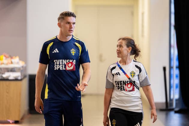260612 Viktor Gyökeres and Petra ThorÃ n, press officer of the Swedish men s national football team in the mixed zone after a training session during day 2 of the FIFA World Cup 2026 on June 12, 2026 in Dallas Photo Petter Arvidson BILDBYRAN kod PA PA1230 fotboll football soccer fotball vm fotbolls vm fotball vm fotbolls vm 2026 fifa world cup 2026 mixed zone sverige sweden sverige a day 2 bbeng  Copyright: PETTERxARVIDSON BB260612PA119