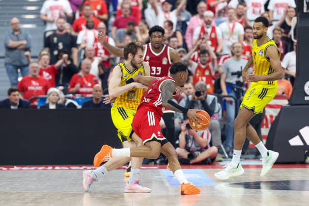 Xavier Rathan Mayes FC Bayern Basketball, 04 with Malte Delow Alba Berlin, 06 and Norris Agbakoko Alba Berlin, 17 , GER, FC Bayern Basketball vs Alba Berlin, Basketball, easycredit Basketball Bundesliga, Playoffs, Final, Game 1, Season 2025 2026, 12 06 2026, GER, FC Bayern Basketball vs Alba Berlin, Basketball, easycredit Basketball Bundesliga, Playoffs, Final, Game 1, Season 2025 2026, 12 06 2026 Muenchen Copyright: xEibner-Pressefoto JennixMaulx EP_JML