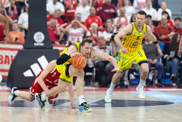 Foul by Nenad Dimitrijevic FC Bayern Basketball, 00 on Justin Bean Alba Berlin, 34 , GER, FC Bayern Basketball vs Alba Berlin, Basketball, easycredit Basketball Bundesliga, Playoffs, Final, Game 1, Season 2025 2026, 12 06 2026, GER, FC Bayern Basketball vs Alba Berlin, Basketball, easycredit Basketball Bundesliga, Playoffs, Final, Game 1, Season 2025 2026, 12 06 2026 Munich Copyright: xEibner-Pressefoto JennixMaulx EP_JML