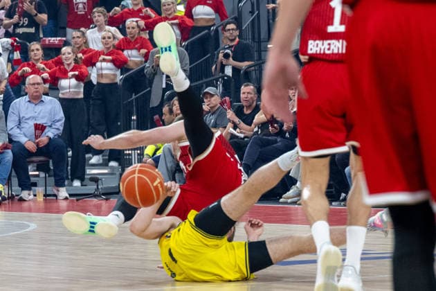 Andreas Obst 13 FC Bayern Basketball falls over an Alba player, FC Bayern Basketball vs Alba Berlin, BBL, Final 1, 12 06 2026 Munich Bavaria Germany Copyright: xkolbert-press UlrichxGamelx