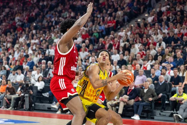 David McCormack 33 FC Bayern Basketball in duel with Michael Rataj 21 Alba Berlin , FC Bayern Basketball vs Alba Berlin, BBL, Final 1, 12 06 2026 Munich Bavaria Germany Copyright: xkolbert-press UlrichxGamelx