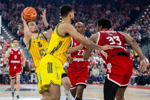 Martin Hermannsson 15 Alba Berlin shoots a basket while falling, Isiaha Mike 22 FC Bayern Basketball , FC Bayern Basketball vs Alba Berlin, BBL, Final 1, 12 06 2026 Munich Bavaria Germany Copyright: xkolbert-press UlrichxGamelx