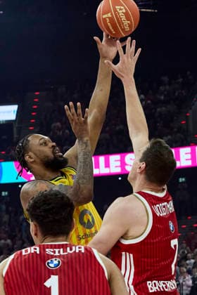 German Basketball Bundesliga BBL , FC Bayern Munich Basketball vs ALBA Berlin, Munich FC Bayern Basketball, Berlin ALBA, 2026 06 12 in Munich SAP Garden ROBERTS J wan ALBA Berlin Center C Nr13 BER13 , VOIGTMANN Johannes FC Bayern Munich Basketball Center C Nr7 FCBB7 sportworld Munich SAP Garden Bayern Germany