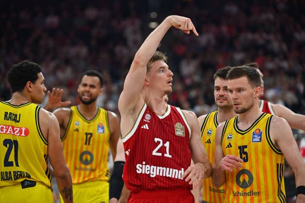 v re Martin HERMANNSSON Berlin , Justus HOLLATZ FCB , Basketball BBL,Saison 2025 2026 Play Off Finale Spiel 1, FC Bayern Muenchen Alba Berlin am 12 06 2026 S A P G A R D EN