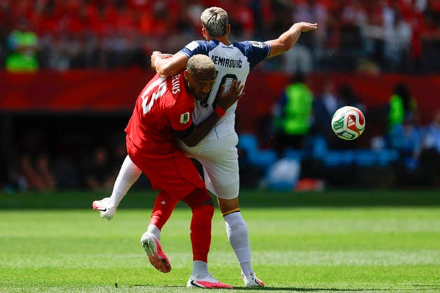 Derek Cornelius (L) of Canada vies for the ball with Ermedin Demirovic of Bosnia and Herzegovina in a Group B match of the 2026 FIFA World Cup, WM, Weltmeisterschaft, Fussball between Canada and Bosnia and Herzegovina at BMO Field in Toronto,Canada, 12 June 2026. Fifa World Cup 2026 - Group B - Canada vs Bosnia and Herzegovina !ACHTUNG: NUR REDAKTIONELLE NUTZUNG!  Copyright: xBienvenidoxVelascox GR5165 20260612-55020580349_1