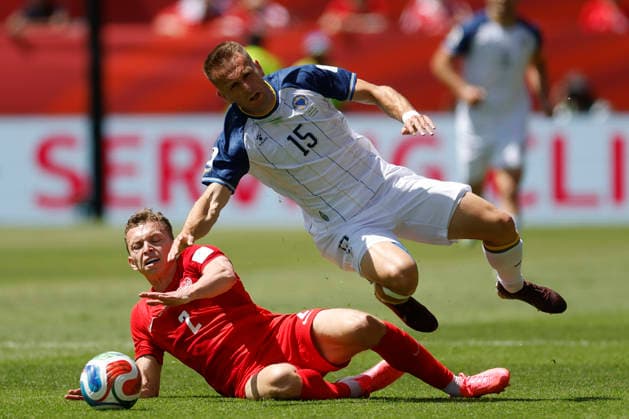 Alistair Johnston (L) of Canada vies for the ball with Amar Memic of Bosnia and Herzegovina in a Group B match of the 2026 FIFA World Cup, WM, Weltmeisterschaft, Fussball between Canada and Bosnia and Herzegovina at BMO Field in Toronto,Canada, 12 June 2026. Fifa World Cup 2026 - Group B - Canada vs Bosnia and Herzegovina !ACHTUNG: NUR REDAKTIONELLE NUTZUNG!  Copyright: xBienvenidoxVelascox GR5167 0859019303st