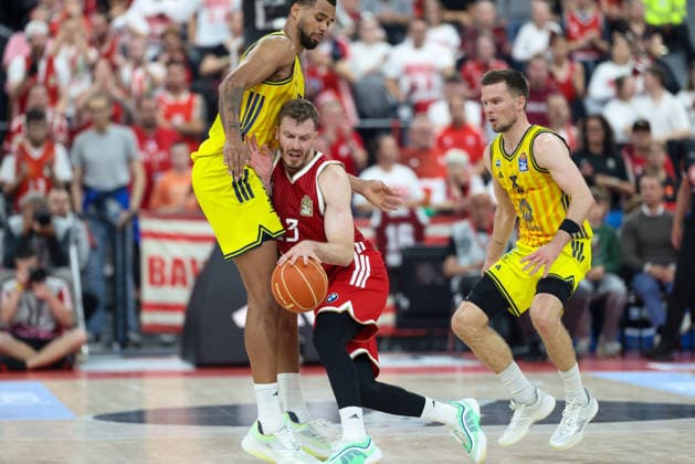 Andreas Obst FC Bayern Basketball, 13 with Norris Agbakoko Alba Berlin, 17 and Martin Hermannsson Alba Berlin, 15 , GER, FC Bayern Basketball vs Alba Berlin, Basketball, easycredit Basketball Bundesliga, Playoffs, Final, Game 1, Season 2025 2026, 12 06 2026, GER, FC Bayern Basketball vs Alba Berlin, Basketball, easycredit Basketball Bundesliga, Playoffs, Final, Game 1, Season 2025 2026, 12 06 2026 Muenchen Copyright: xEibner-Pressefoto JennixMaulx EP_JML