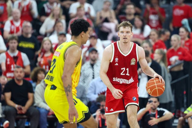 Justuz Hollatz FC Bayern Basketball, 21 with ball with Michael Rataj Alba Berlin, 21 , GER, FC Bayern Basketball vs Alba Berlin, Basketball, easycredit Basketball Bundesliga, Playoffs, Final, Game 1, Season 2025 2026, 12 06 2026, GER, FC Bayern Basketball vs Alba Berlin, Basketball, easycredit Basketball Bundesliga, Playoffs, Final, Game 1, Season 2025 2026, 12 06 2026 Muenchen Copyright: xEibner-Pressefoto JennixMaulx EP_JML