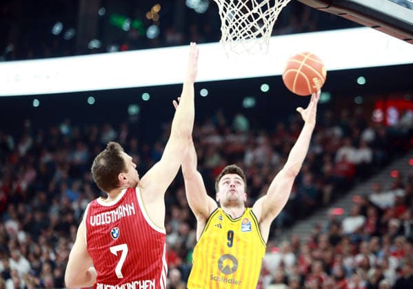 from left Johannes VOIGTMANN Muenchen , Jonas MATTISSECK Berlin , Basketball, He Bundesliga, 2025 26, Final 1 match, FC Bayern Basketball vs Alba Berlin, SAP Garden, 12 06 26, Copyright: WolfgangxFehrmann