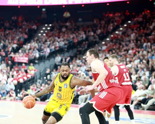 from left JWan ROBERTS Berlin , Johannes VOIGTMANN Muenchen , Basketball, He Bundesliga, 2025 26, Final 1 match, FC Bayern Basketball vs Alba Berlin, SAP Garden, 12 06 26, Copyright: WolfgangxFehrmann