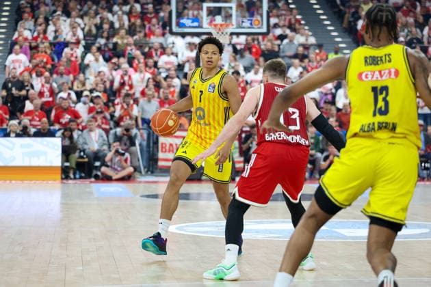 Jack Kayil Alba Berlin, 07 with ball with Andreas Obst FC Bayern Basketball, 13 , GER, FC Bayern Basketball vs Alba Berlin, Basketball, easycredit Basketball Bundesliga, Playoffs, Final, Game 1, Season 2025 2026, 12 06 2026, GER, FC Bayern Basketball vs Alba Berlin, Basketball, easycredit Basketball Bundesliga, Playoffs, Final, Game 1, Season 2025 2026, 12 06 2026 Munich Copyright: xEibner-Pressefoto JennixMaulx EP_JML