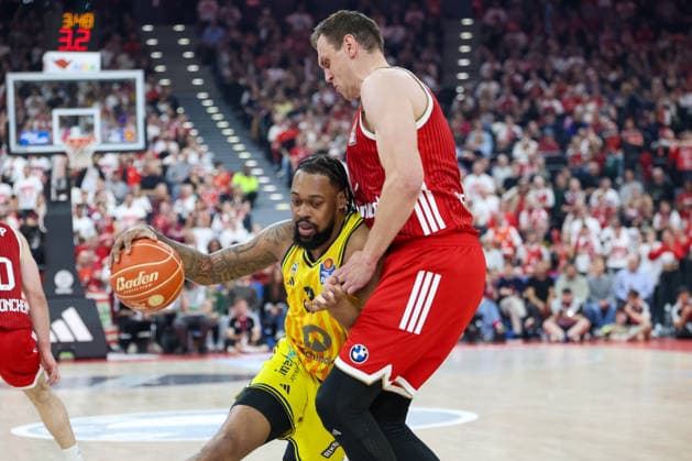 Jwan Roberts Alba Berlin, 13 with Johannes Voigtmann FC Bayern Basketball, 07 , GER, FC Bayern Basketball vs Alba Berlin, Basketball, easycredit Basketball Bundesliga, Playoffs, Final, Game 1, Season 2025 2026, 12 06 2026, GER, FC Bayern Basketball vs Alba Berlin, Basketball, easycredit Basketball Bundesliga, Playoffs, Final, Game 1, Season 2025 2026, 12 06 2026 Munich Copyright: xEibner-Pressefoto JennixMaulx EP_JML