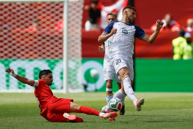Stephen Eustaquio (L) of Canada vies for the ball with Jovo Lukic of Bosnia and Herzegovina in a Group B match of the 2026 FIFA World Cup, WM, Weltmeisterschaft, Fussball between Canada and Bosnia and Herzegovina at BMO Field in Toronto,Canada, 12 June 2026. Fifa World Cup 2026 - Group B - Canada vs Bosnia and Herzegovina !ACHTUNG: NUR REDAKTIONELLE NUTZUNG!  Copyright: xBienvenidoxVelascox GR5170 20260612-55020580417_1