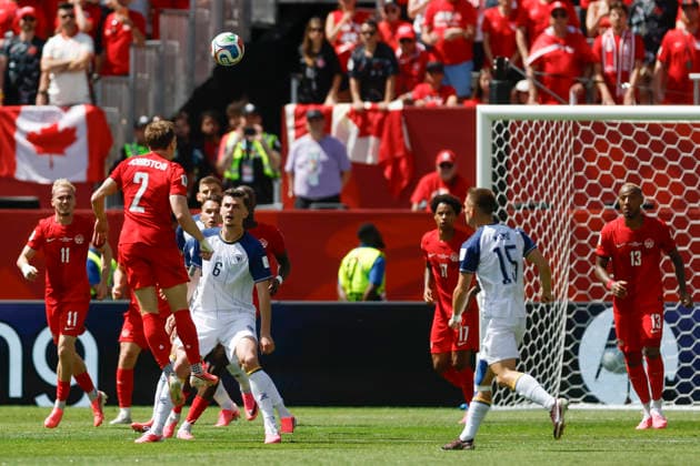 Alistair Johnston (L) of Canada heads the ball in a Group B match of the 2026 FIFA World Cup, WM, Weltmeisterschaft, Fussball between Canada and Bosnia and Herzegovina at BMO Field in Toronto,Canada, 12 June 2026. Fifa World Cup 2026 - Group B - Canada vs Bosnia and Herzegovina !ACHTUNG: NUR REDAKTIONELLE NUTZUNG!  Copyright: xBienvenidoxVelascox GR5175 20260612-55020580450_1
