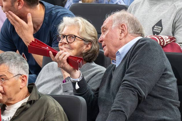 Uli Hoeness Member of the Supervisory Board FC Bayern Muenchen eV and Honorary President of FC Bayern explains something to his wife, FC Bayern Basketball vs Alba Berlin, BBL, Final 1, 12 06 2026 Munich Bavaria Germany Copyright: xkolbert-press UlrichxGamelx