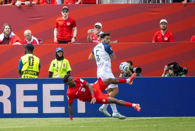 Soccer, Men, FIFA World Cup 2026 in Mexico, Canada and USA, Match in Toronto Group B, Matchday 1 , Canada Bosnia and Herzegovina, v l Jonathan David Canada , Sead Kolasinac Bosnia and Herzegovina , 12 06 2026, Copyright: xMatthiasxKochx