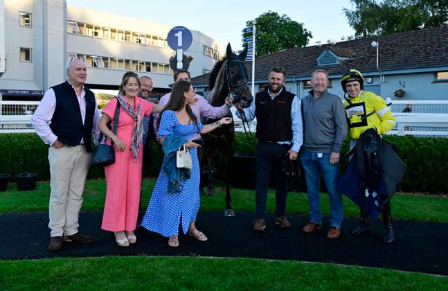 Newton Abbot Races, Newton Abbot, UK - 12 June 2026 Race winner, Park Hall ridden by Harry Skelton with the winning connections. Race 7 - 20:45 Newton Abbot - Racing To School Reaches 25 Years Open National Hunt Flat Race (Category 1 Elimination) (GBB Race) (Class 4) at Newton Abbot Racecourse, Newton Abbot, Devon, England - Newton Abbot Newton Abbot Racecourse Devon England Copyright: xPhilxMingo PPAUKx PPA-280823