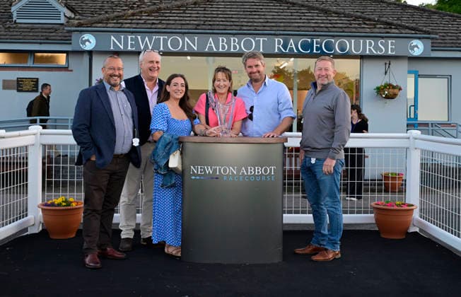 Equestrian sport, Gallop, Obstacle, Race day in Newton Abbot