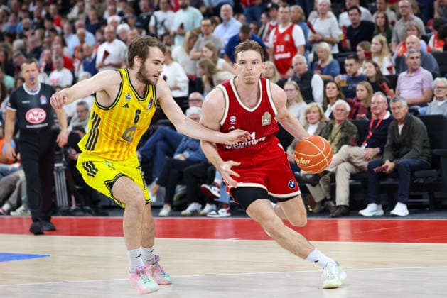 Justuz Hollatz FC Bayern Basketball, 21 with Malte Delow Alba Berlin, 06 , GER, FC Bayern Basketball vs Alba Berlin, Basketball, easycredit Basketball Bundesliga, Playoffs, Final, Game 1, Season 2025 2026, 12 06 2026, GER, FC Bayern Basketball vs Alba Berlin, Basketball, easycredit Basketball Bundesliga, Playoffs, Final, Game 1, Season 2025 2026, 12 06 2026 Munich Copyright: xEibner-Pressefoto JennixMaulx EP_JML