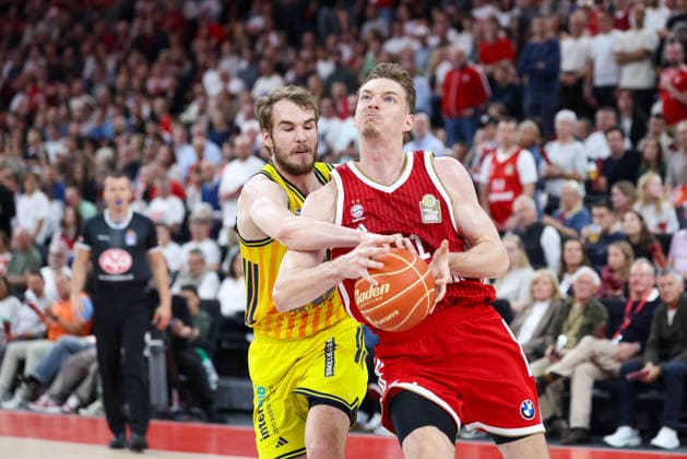 Justuz Hollatz FC Bayern Basketball, 21 with Malte Delow Alba Berlin, 06 , GER, FC Bayern Basketball vs Alba Berlin, Basketball, easycredit Basketball Bundesliga, Playoffs, Final, Game 1, Season 2025 2026, 12 06 2026, GER, FC Bayern Basketball vs Alba Berlin, Basketball, easycredit Basketball Bundesliga, Playoffs, Final, Game 1, Season 2025 2026, 12 06 2026 Munich Copyright: xEibner-Pressefoto JennixMaulx EP_JML