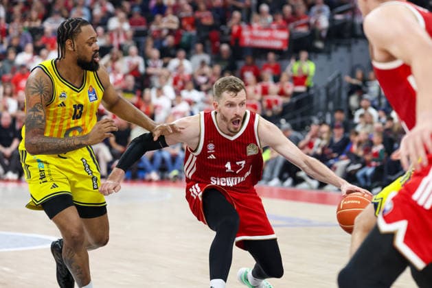 Andreas Obst FC Bayern Basketball, 13 with ball with Jwan Roberts Alba Berlin, 13 , GER, FC Bayern Basketball vs Alba Berlin, Basketball, easycredit Basketball Bundesliga, Playoffs, Final, Game 1, Season 2025 2026, 12 06 2026, GER, FC Bayern Basketball vs Alba Berlin, Basketball, easycredit Basketball Bundesliga, Playoffs, Final, Game 1, Season 2025 2026, 12 06 2026 Munich Copyright: xEibner-Pressefoto JennixMaulx EP_JML