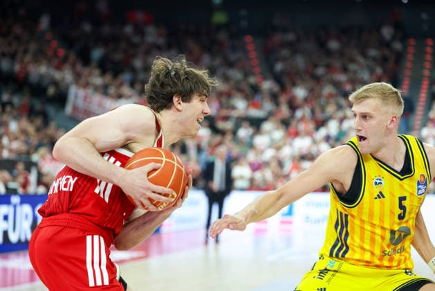 Justinian Jessup FC Bayern Basketball, 10 with ball with Sam Griesel Alba Berlin, 05 , GER, FC Bayern Basketball vs Alba Berlin, Basketball, easycredit Basketball Bundesliga, Playoffs, Final, Game 1, Season 2025 2026, 12 06 2026, GER, FC Bayern Basketball vs Alba Berlin, Basketball, easycredit Basketball Bundesliga, Playoffs, Final, Game 1, Season 2025 2026, 12 06 2026 Munich Copyright: xEibner-Pressefoto JennixMaulx EP_JML