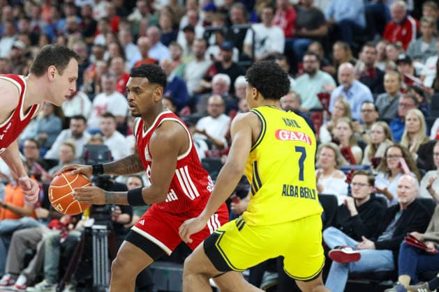 Xavier Rathan Mayes FC Bayern Basketball, 04 with ball with Jack Kayil Alba Berlin, 07 , GER, FC Bayern Basketball vs Alba Berlin, Basketball, easycredit Basketball Bundesliga, Playoffs, Final, Game 1, Season 2025 2026, 12 06 2026, GER, FC Bayern Basketball vs Alba Berlin, Basketball, easycredit Basketball Bundesliga, Playoffs, Final, Game 1, Season 2025 2026, 12 06 2026 Muenchen Copyright: xEibner-Pressefoto JennixMaulx EP_JML