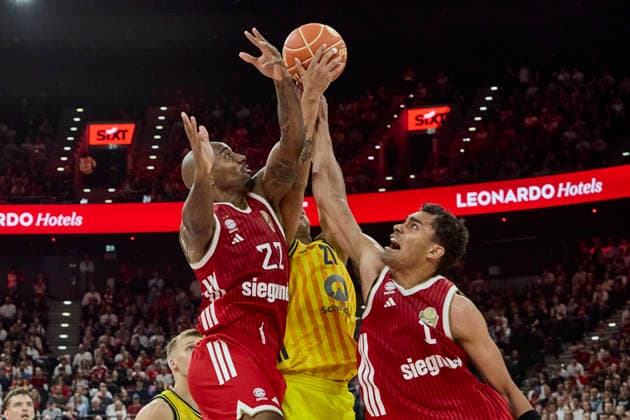 German Basketball Bundesliga BBL , FC Bayern Munich Basketball vs ALBA Berlin, Munich FC Bayern Basketball, Berlin ALBA, 2026 06 12 in Munich SAP Garden MIKE Isiaha FC Bayern Munich Basketball Power Forward PF Nr22 FCBB22 , RATAJ Michael ALBA Berlin Power Forward PF Nr21 BER21 , DA SILVA Oscar FC Bayern Munich Basketball Power Forward PF Nr1 FCBB1 sportworld Munich SAP Garden Bayern Germany